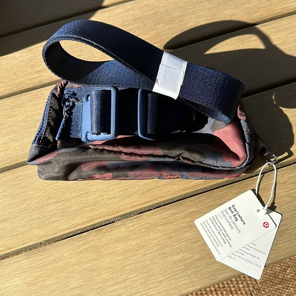 NWT Lululemon Everywhere Belt Bag 1L, camouflage - Picture 3 of 4